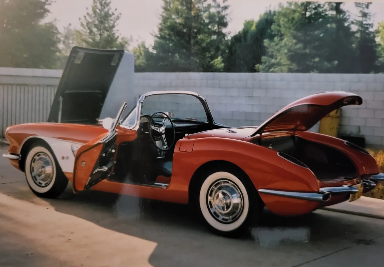 Chevrolet-Corvette-1959-Red-With-White-Coves-Black-4