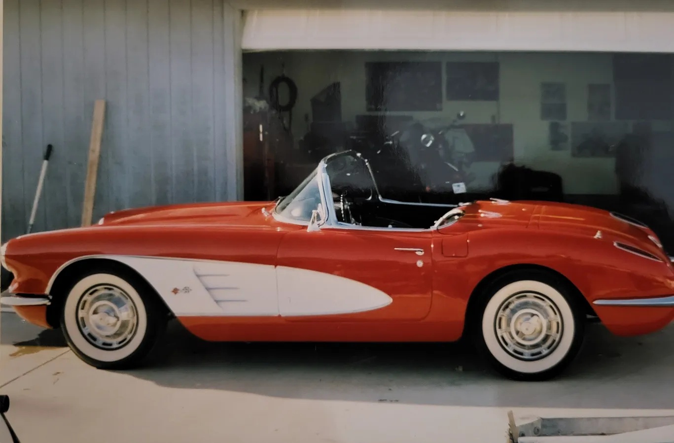 Chevrolet-Corvette-1959-Red-With-White-Coves-Black-7