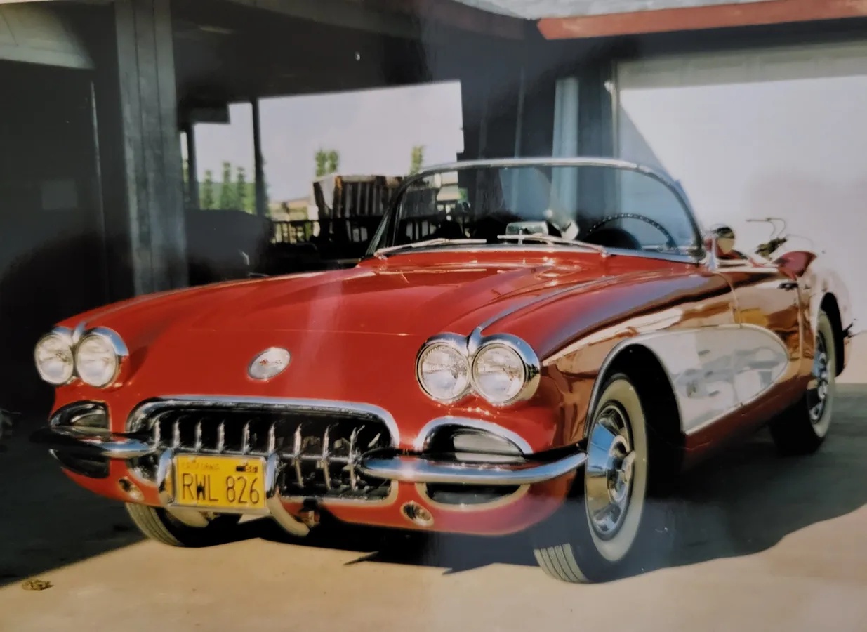 Chevrolet-Corvette-1959-Red-With-White-Coves-Black-9