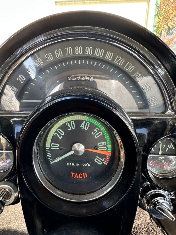 Chevrolet-Corvette-1962-30