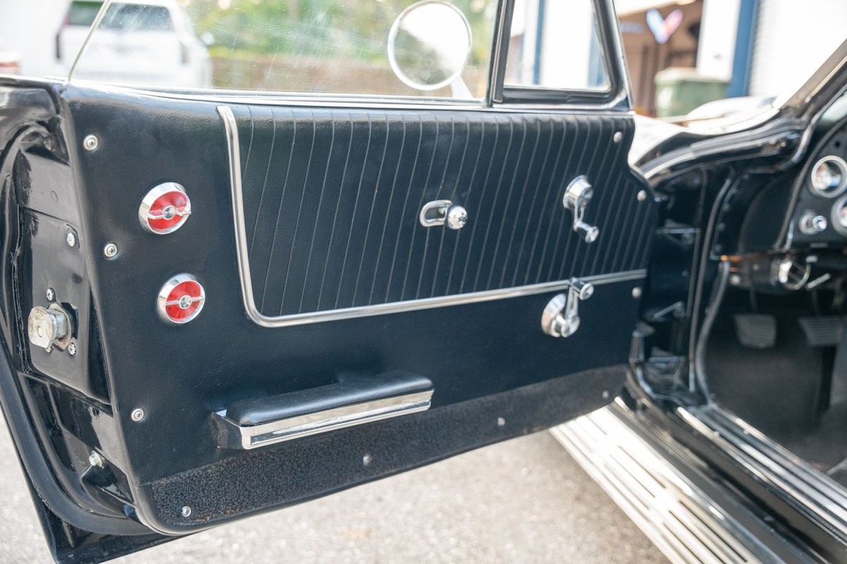 Chevrolet-Corvette-1963-Convertible-21