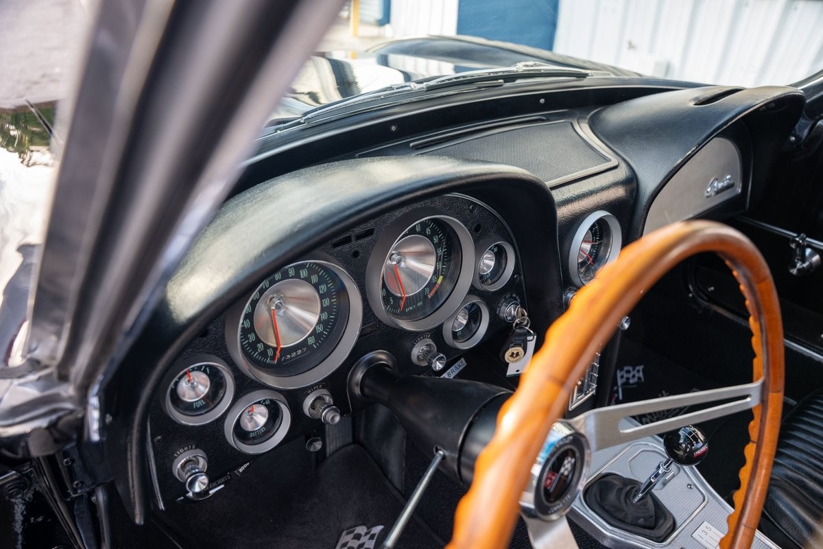 Chevrolet-Corvette-1963-Convertible-24