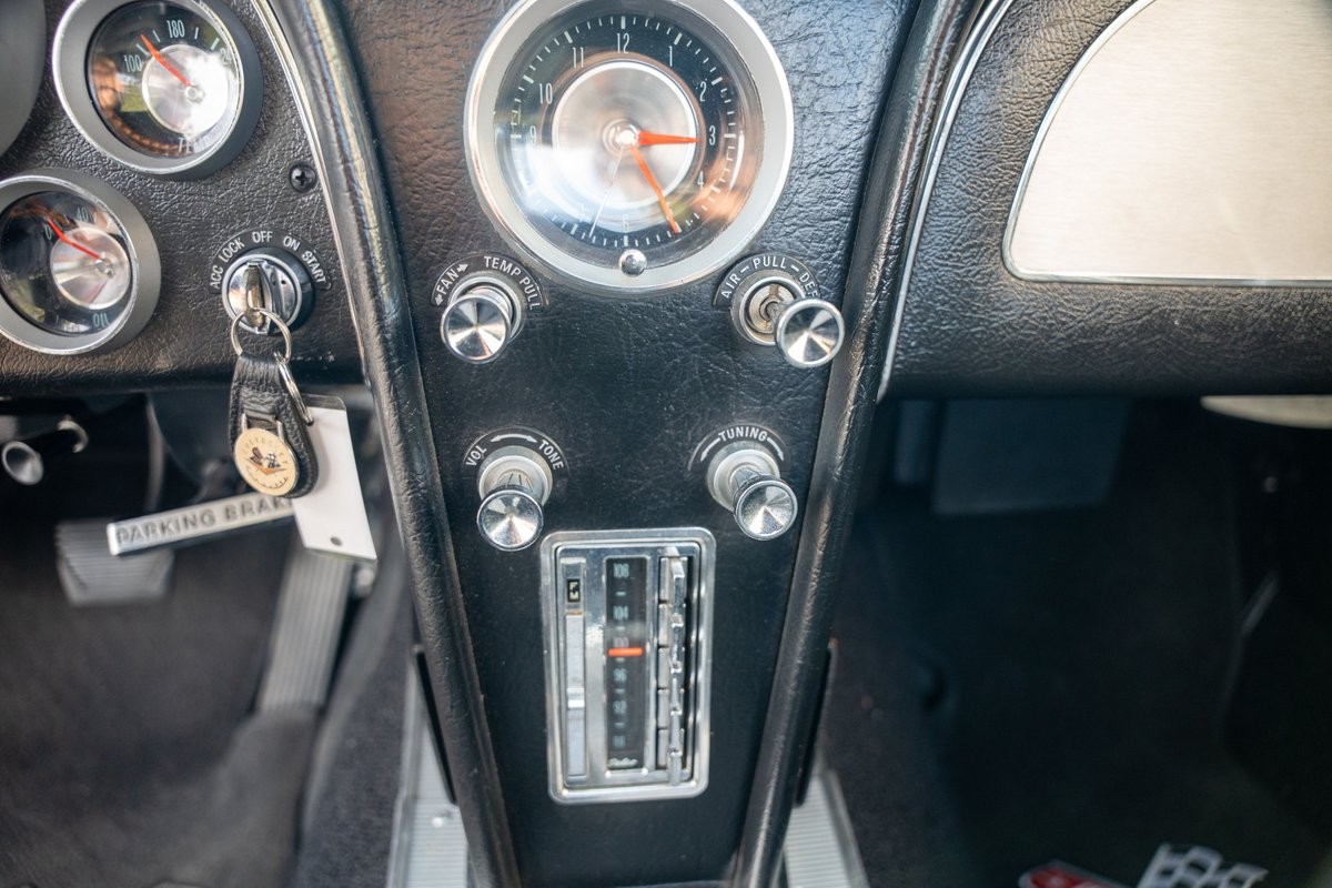 Chevrolet-Corvette-1963-Convertible-30