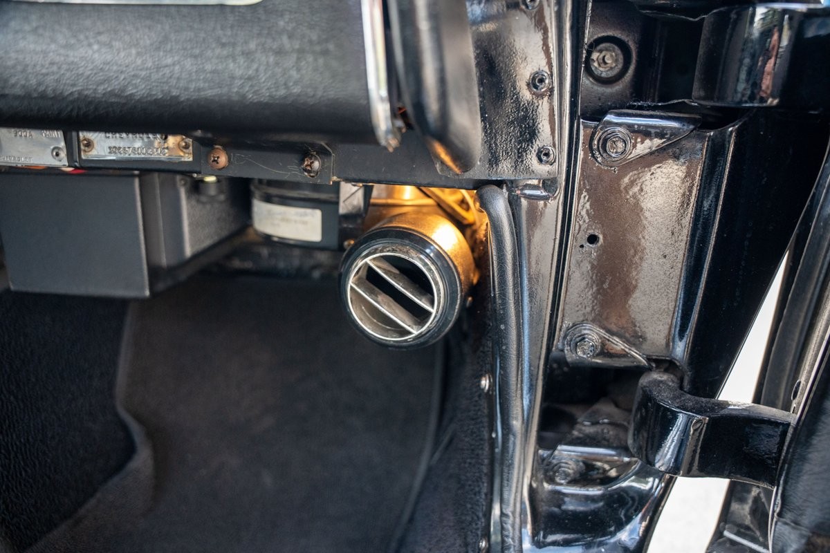 Chevrolet-Corvette-1963-Convertible-38