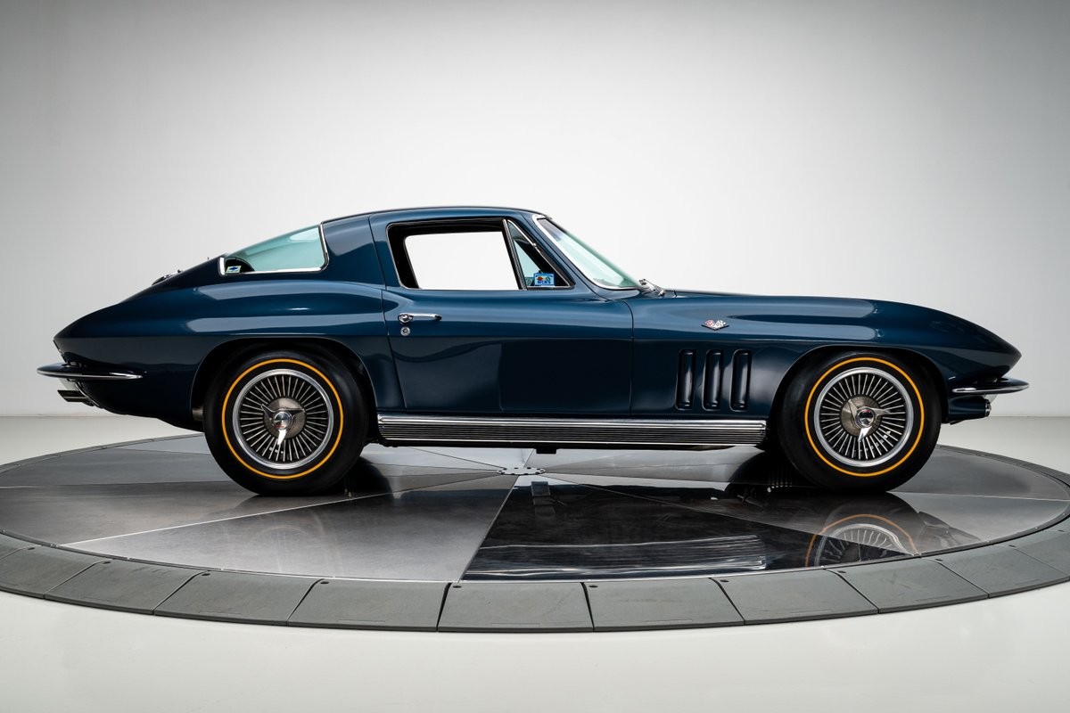 Chevrolet-Corvette-1966-Coupe-16