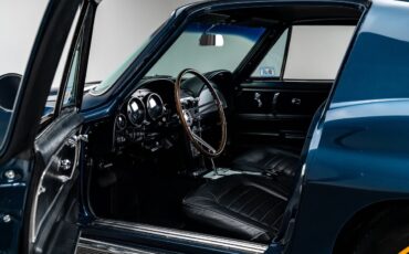 Chevrolet-Corvette-1966-Coupe-2