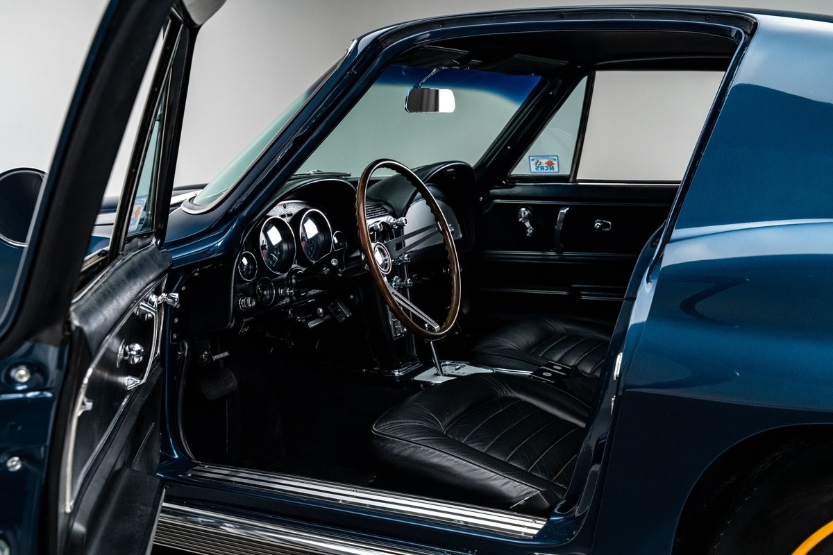 Chevrolet-Corvette-1966-Coupe-2