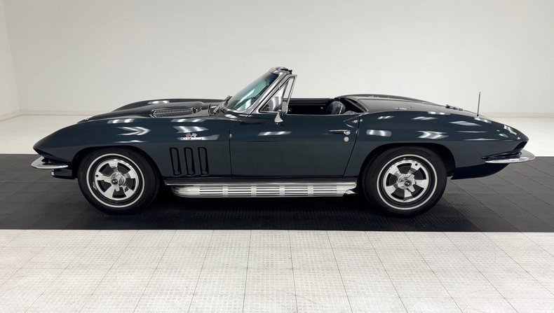 Chevrolet-Corvette-1966-Laguna-Blue-Metallic-Dark-Blue-11