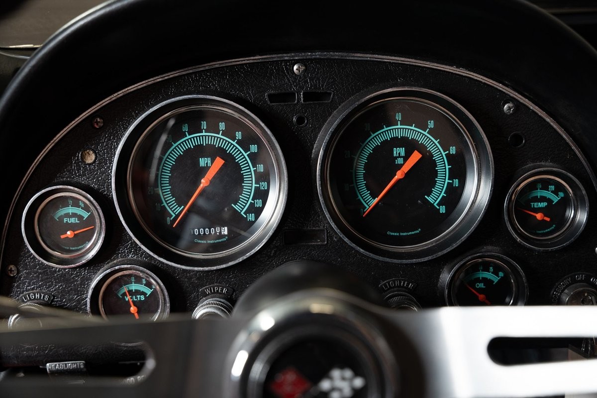 Chevrolet-Corvette-1967-Convertible-15