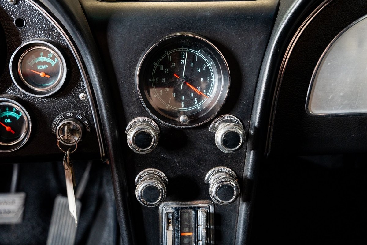 Chevrolet-Corvette-1967-Convertible-17