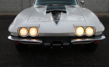 Chevrolet-Corvette-1967-Ermine-White-Black-20