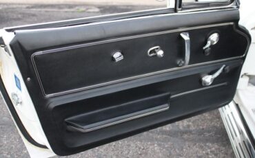 Chevrolet-Corvette-1967-Ermine-White-Black-25