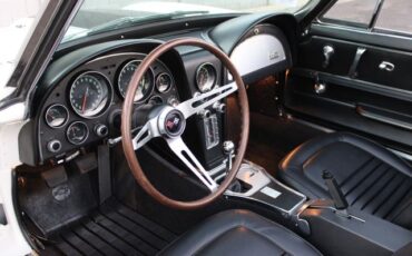 Chevrolet-Corvette-1967-Ermine-White-Black-26