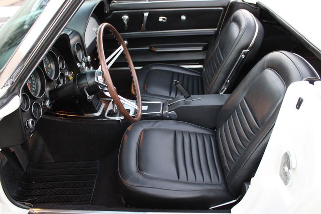 Chevrolet-Corvette-1967-Ermine-White-Black-27