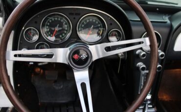 Chevrolet-Corvette-1967-Ermine-White-Black-29