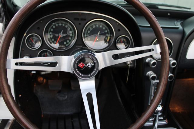 Chevrolet-Corvette-1967-Ermine-White-Black-29