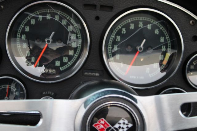 Chevrolet-Corvette-1967-Ermine-White-Black-30