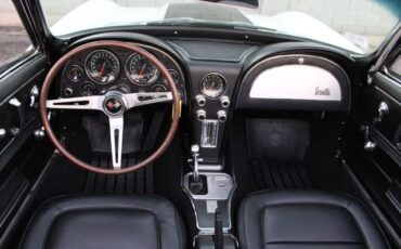 Chevrolet-Corvette-1967-Ermine-White-Black-32