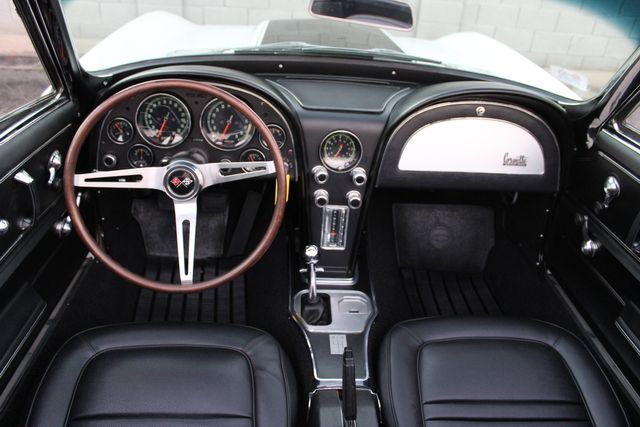 Chevrolet-Corvette-1967-Ermine-White-Black-32