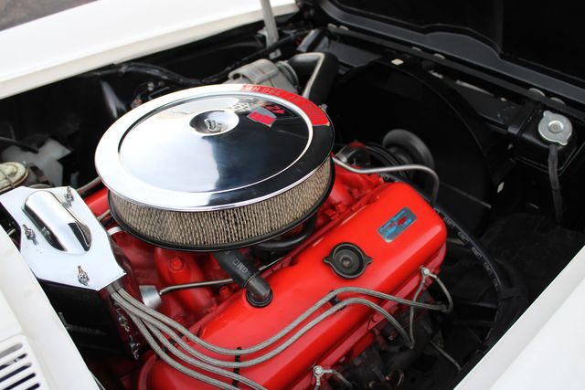 Chevrolet-Corvette-1967-Ermine-White-Black-33