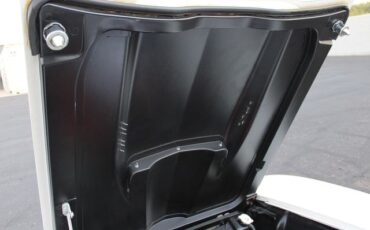 Chevrolet-Corvette-1967-Ermine-White-Black-35