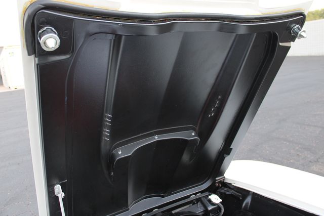 Chevrolet-Corvette-1967-Ermine-White-Black-35