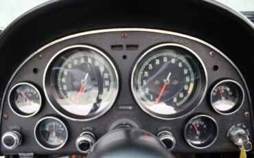 Chevrolet-Corvette-1967-Ermine-White-Black-4