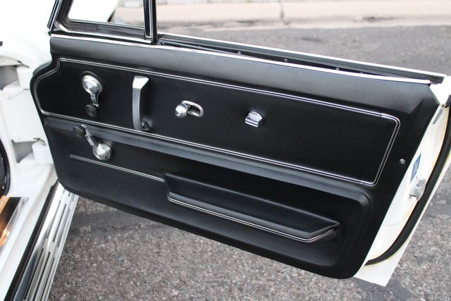 Chevrolet-Corvette-1967-Ermine-White-Black-5