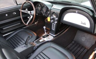 Chevrolet-Corvette-1967-Ermine-White-Black-6