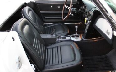 Chevrolet-Corvette-1967-Ermine-White-Black-7