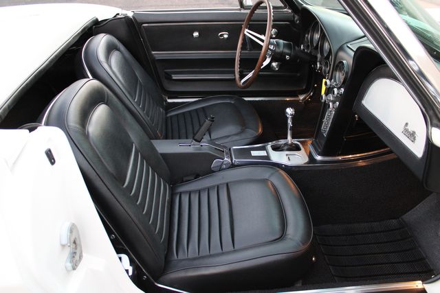 Chevrolet-Corvette-1967-Ermine-White-Black-7