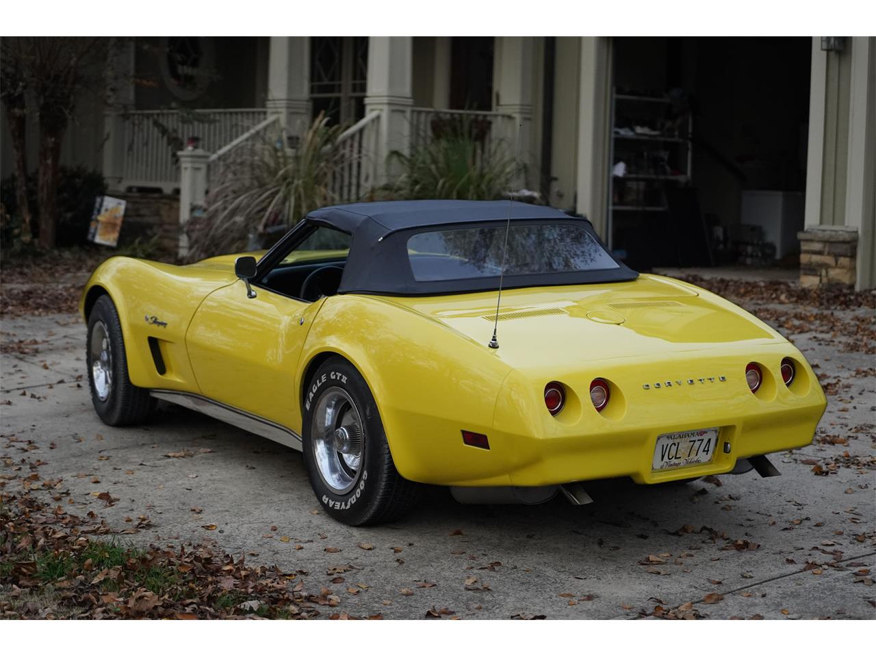 Chevrolet-Corvette-1974-Bright-Yellow-Black-2