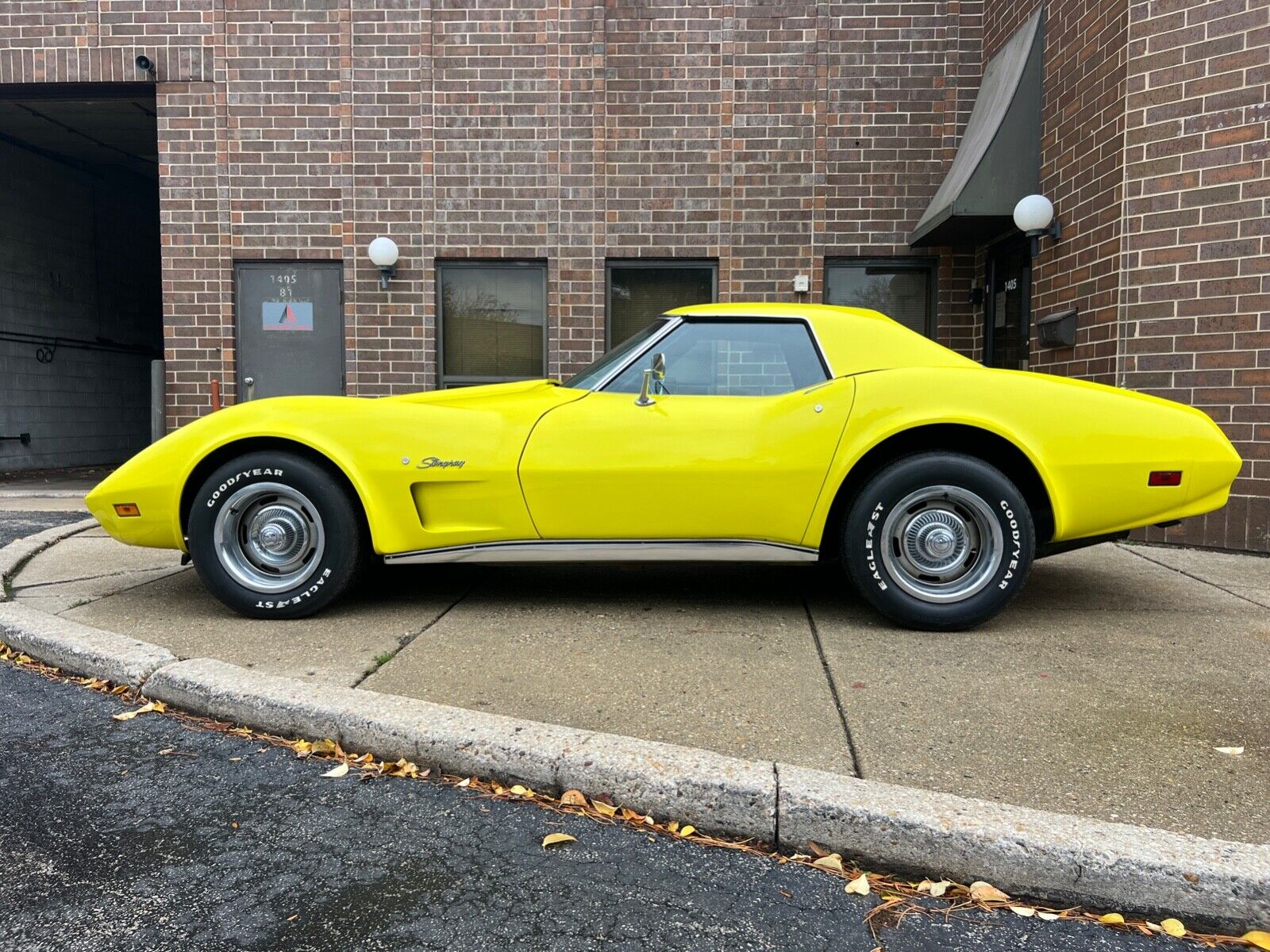 Chevrolet-Corvette-1974-Convertible-2