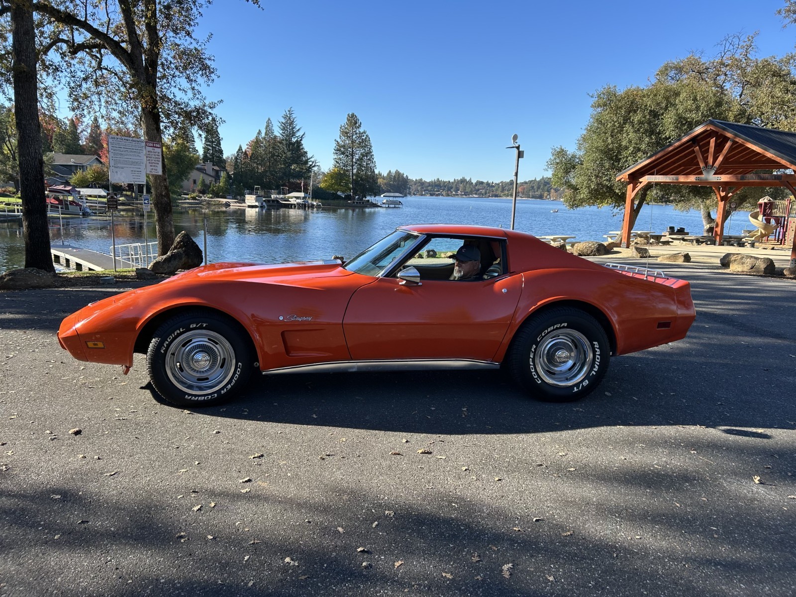Chevrolet-Corvette-1975-Coupe-2