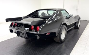Chevrolet-Corvette-1976-Black-Black-3