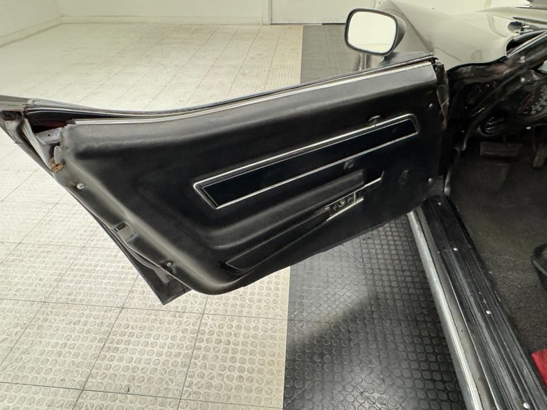 Chevrolet-Corvette-1976-Black-Black-37