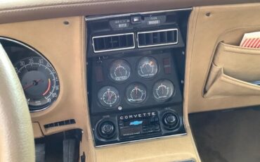Chevrolet-Corvette-1976-Coupe-23