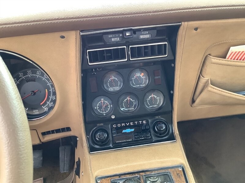 Chevrolet-Corvette-1976-Coupe-23