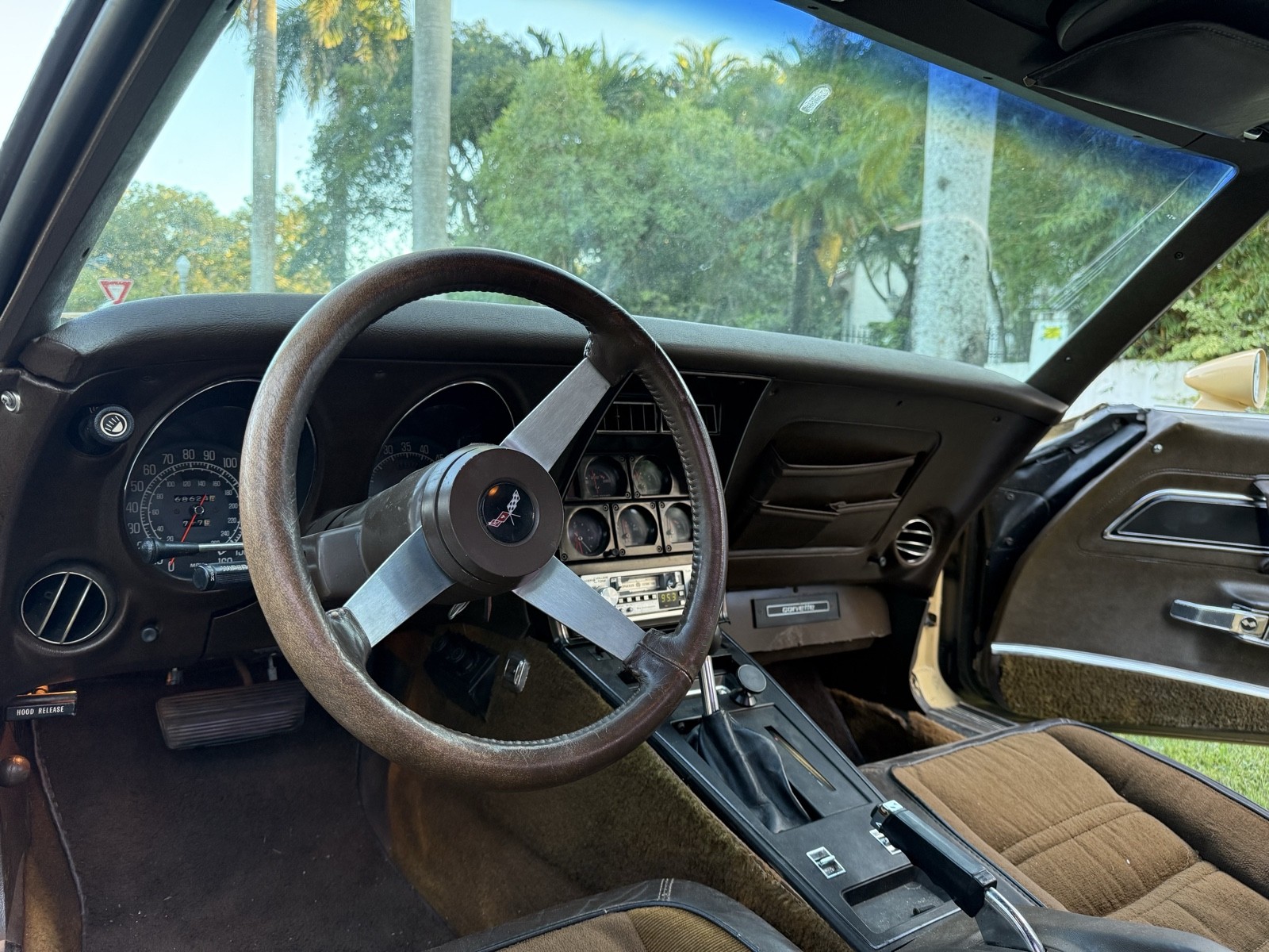 Chevrolet-Corvette-1977-22