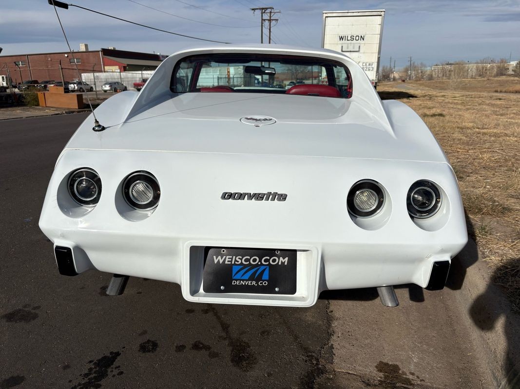 Chevrolet-Corvette-1977-23