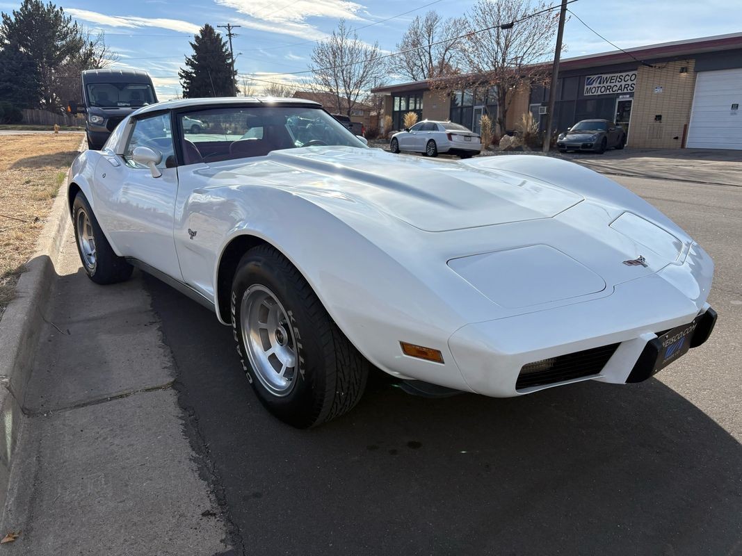 Chevrolet-Corvette-1977-26