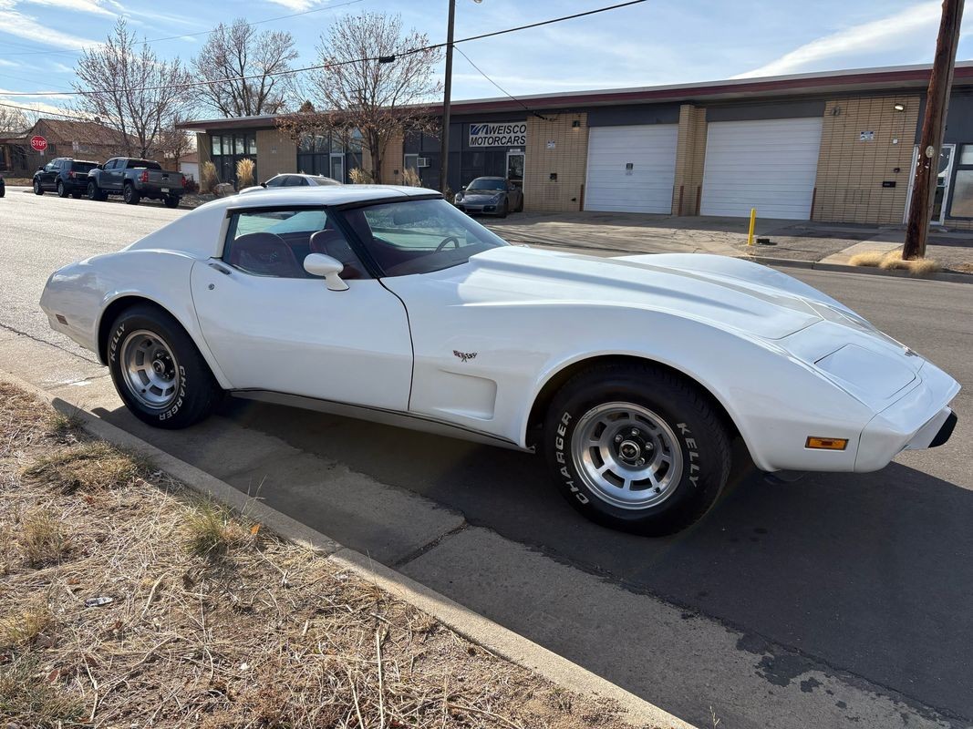 Chevrolet-Corvette-1977-28