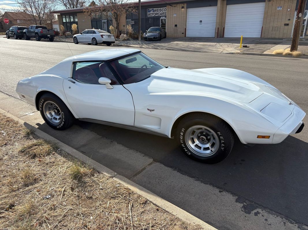 Chevrolet-Corvette-1977-29