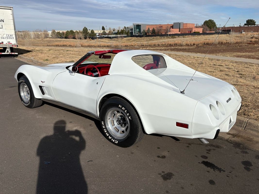 Chevrolet-Corvette-1977-3