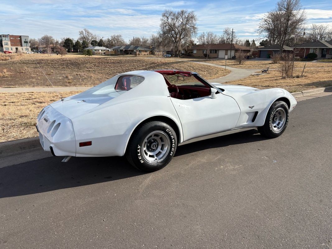 Chevrolet-Corvette-1977-39
