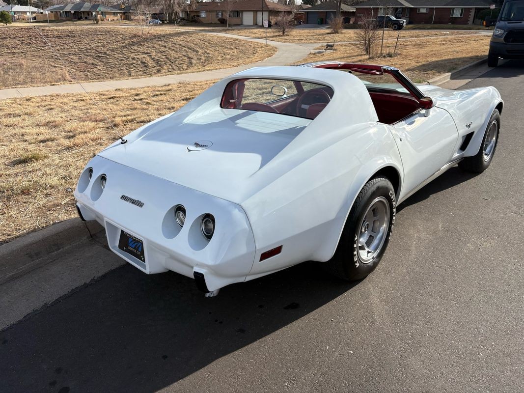 Chevrolet-Corvette-1977-4