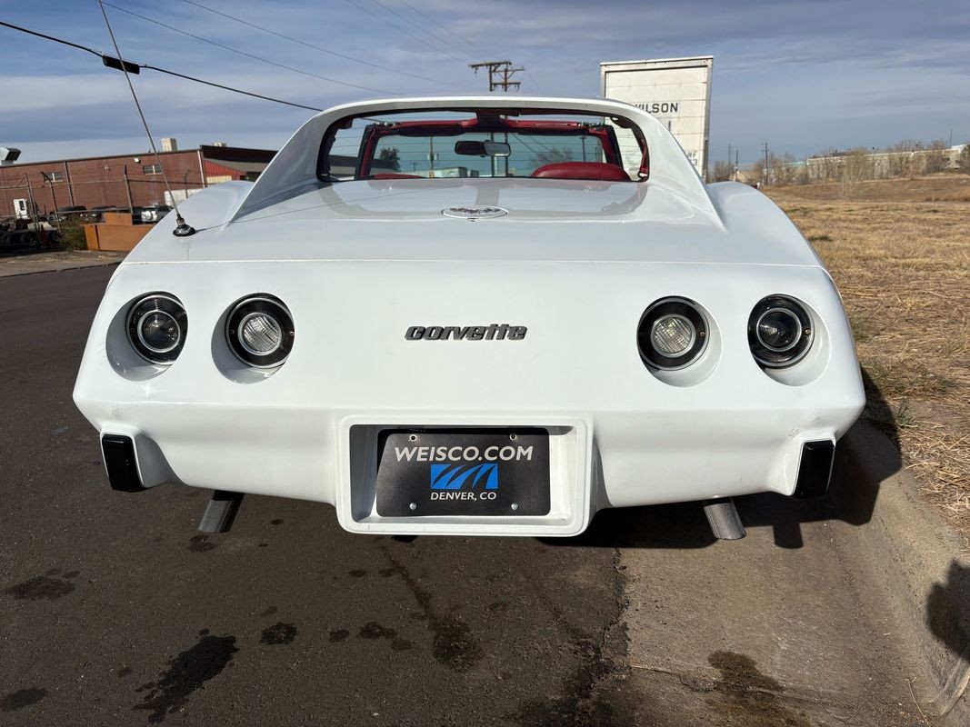 Chevrolet-Corvette-1977-5