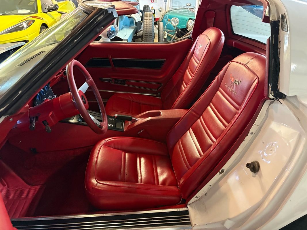 Chevrolet-Corvette-1977-7