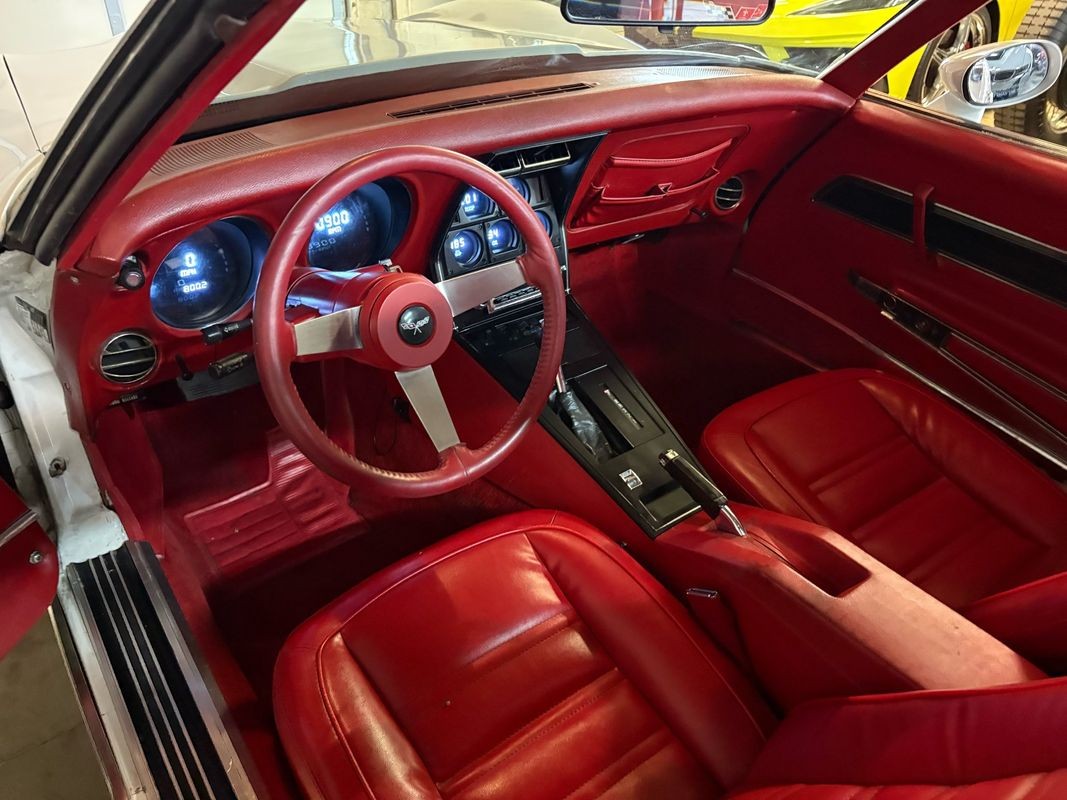 Chevrolet-Corvette-1977-8