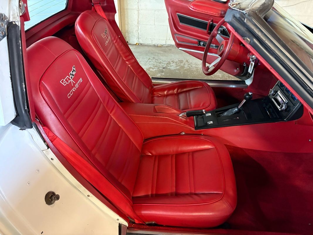 Chevrolet-Corvette-1977-9